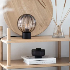 KRYSTALLKULE BORDLAMPE OPTIKK KAKAO M. SORT SOKKEL