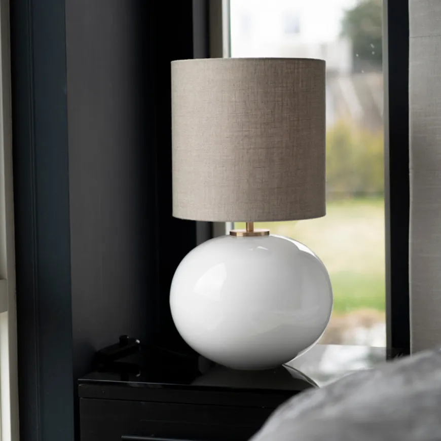 SENJA BORDLAMPE HVIT M. MESSING ARMATUR, HVIT 30*30 SKJERM